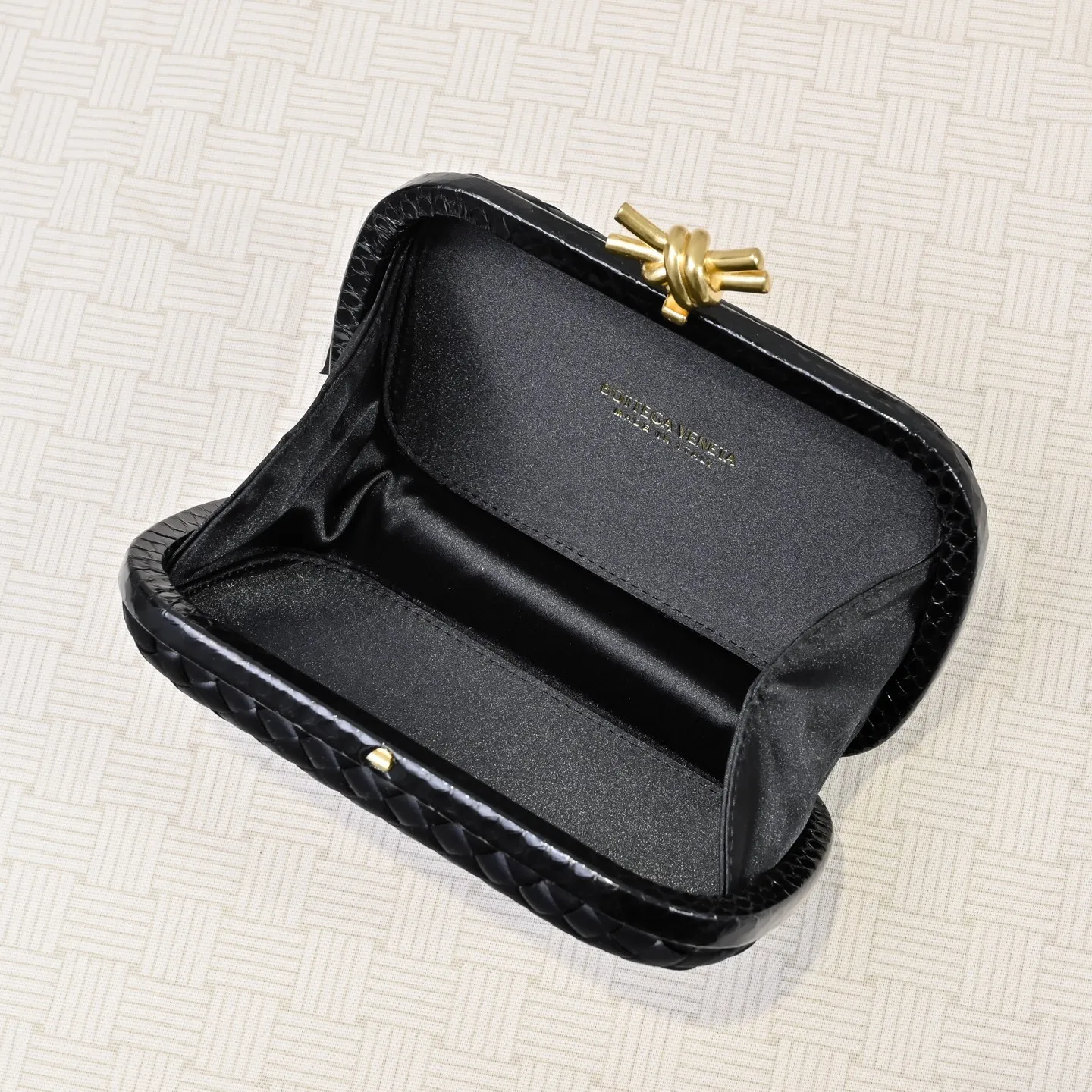 Batch 1460 #BV Knot woven evening bag series ~ Each bag reveals exquisite elegance💫Iconic classic silk weaving➕snake skin trimming with knot buckle, soft and delicate feel. The design is small and exquisite, low-key without logo, elegant and elegant. Paired with evening dress or cheongsam, it has the atmosphere of a famous and wealthy lady. Full of aura and invincible texture💃 Model: 7622 Dimensions: 20x12x5.5